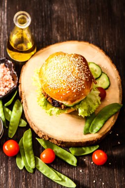 çörek susam bira ile ev yapımı sebzeli burgeri.