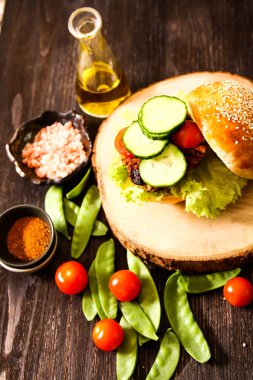 çörek susam bira ile ev yapımı sebzeli burgeri.