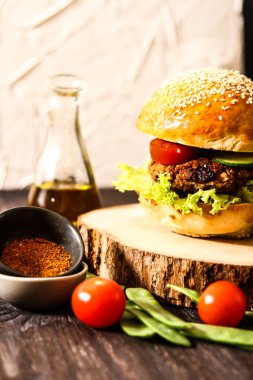 çörek susam bira ile ev yapımı sebzeli burgeri.