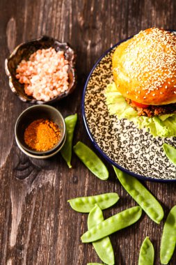 çörek susam bira ile ev yapımı sebzeli burgeri.