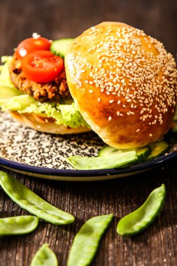 çörek susam bira ile ev yapımı sebzeli burgeri.