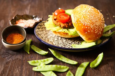 çörek susam bira ile ev yapımı sebzeli burgeri.