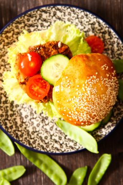 çörek susam bira ile ev yapımı sebzeli burgeri.