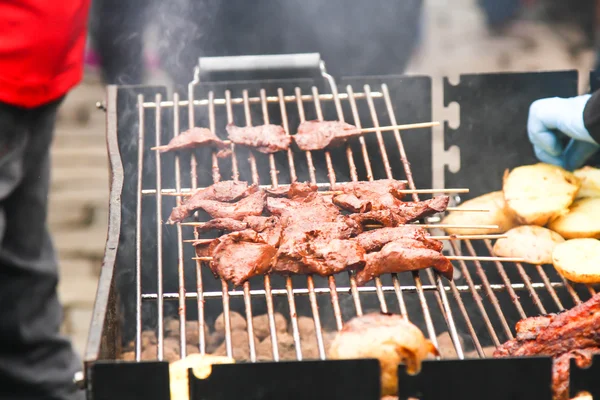 Comida callejera. pinchos de carne en un pincho, comida rápida —  Fotos de Stock