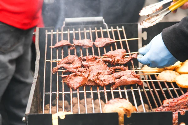 Comida callejera. pinchos de carne en un pincho, comida rápida —  Fotos de Stock