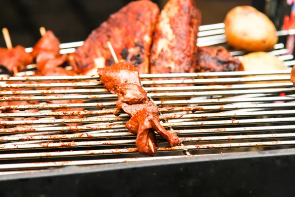 Ulicy żywności. Szaszłyk z mięsa na szpikulec, fast food — Zdjęcie stockowe