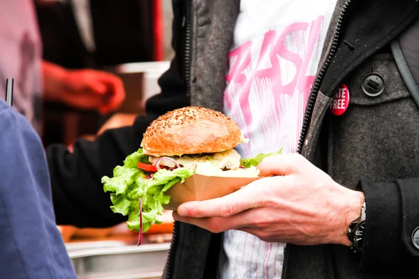 Comida callejera. hamburguesa con ensalada y carne, comida rápida —  Fotos de Stock