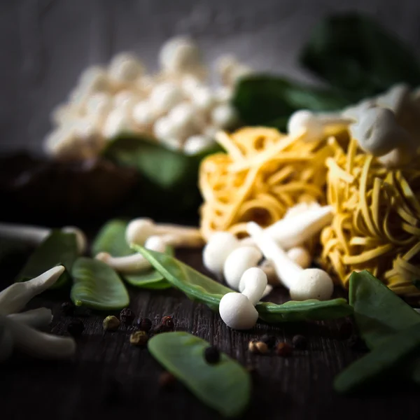 Japanisches Essen. Udon-Nudeln mit Shimeji-Pilzen. — Stockfoto