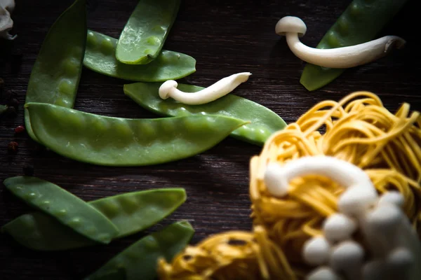 Estilo de comida japonesa. fideos udon con setas shimeji . — Foto de Stock