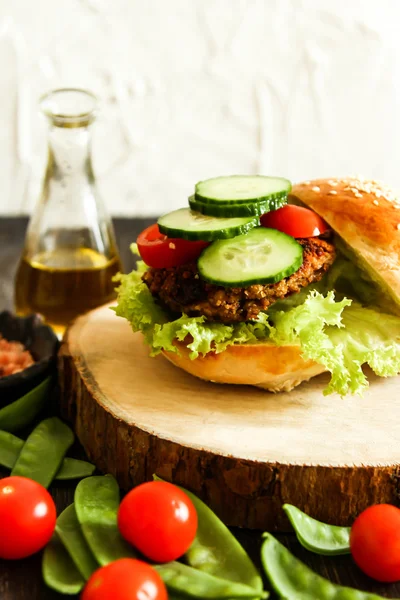 Hausgemachter Veggie-Burger im Brötchen mit Sesamkörnern und Bier. — Stockfoto