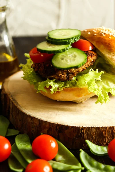 Hausgemachter Veggie-Burger im Brötchen mit Sesamkörnern und Bier. — Stockfoto