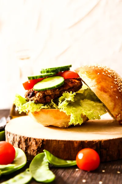 Hausgemachter Veggie-Burger im Brötchen mit Sesamkörnern und Bier. — Stockfoto