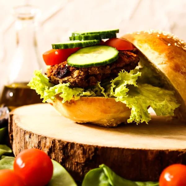 Hausgemachter Veggie-Burger im Brötchen mit Sesamkörnern und Bier. — Stockfoto