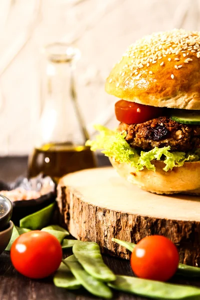 Homemade veggie hamburger in een broodje met sesamzaad van bier. — Stockfoto