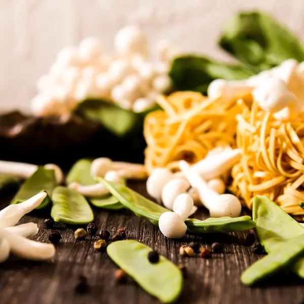 Japanisches Essen. Udon-Nudeln mit Shimeji-Pilzen. — Stockfoto