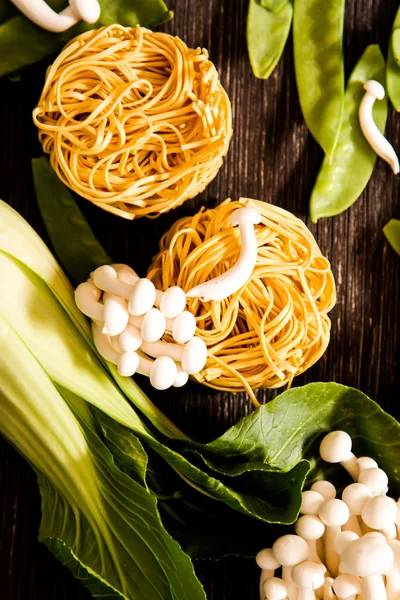 Estilo de comida japonesa. fideos udon con setas shimeji . — Foto de Stock