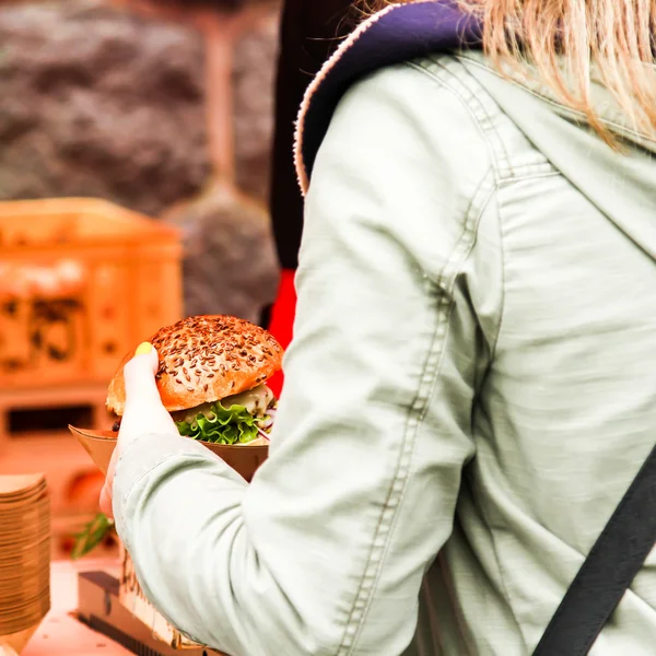 Straatvoedsel. hamburger met sla en vlees, fastfood Stockafbeelding