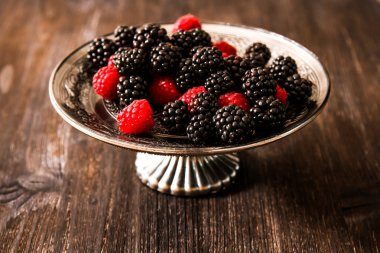 Ahududu ve oryantal tarzı bir plaka üzerinde yaban mersini 