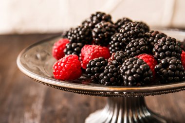 Ahududu ve oryantal tarzı bir plaka üzerinde yaban mersini 