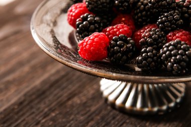 Ahududu ve oryantal tarzı bir plaka üzerinde yaban mersini 