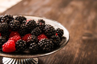 Ahududu ve oryantal tarzı bir plaka üzerinde yaban mersini 