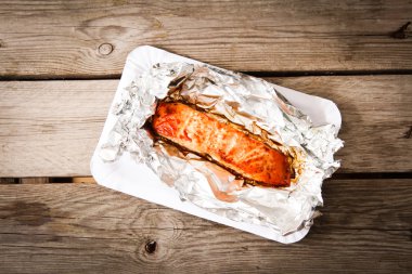 Somon biftek ızgara, folyo içinde sarılmış bu