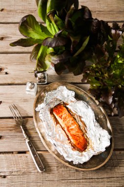 Somon biftek ızgara, folyo içinde sarılmış bu