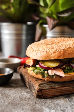 marul ve ahşap bir tahta üzerinde pişmiş somon simit,