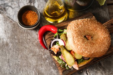 marul ve ahşap bir tahta üzerinde pişmiş somon simit,