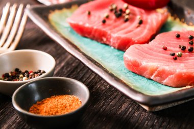 Orkinos biftek pul biber ile bir plaka üzerinde