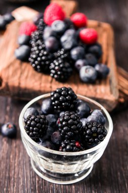 yaban mersini ve ahududu ahşap arka plan üzerinde