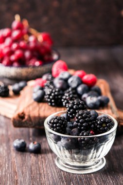 yaban mersini ve ahududu ahşap arka plan üzerinde