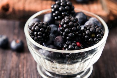 yaban mersini ve ahududu ahşap arka plan üzerinde