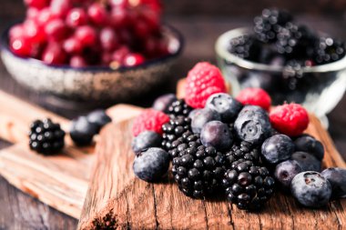 yaban mersini ve ahududu ahşap arka plan üzerinde