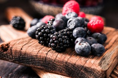 yaban mersini ve ahududu ahşap arka plan üzerinde