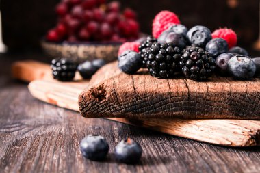 yaban mersini ve ahududu ahşap arka plan üzerinde