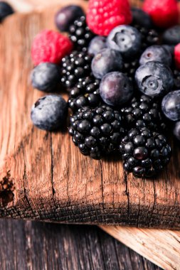 yaban mersini ve ahududu ahşap arka plan üzerinde