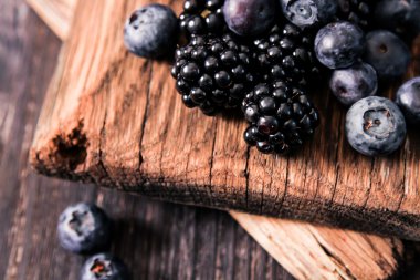 yaban mersini ve ahududu ahşap arka plan üzerinde