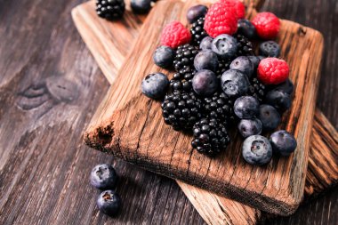 yaban mersini ve ahududu ahşap arka plan üzerinde