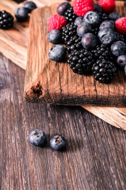 yaban mersini ve ahududu ahşap arka plan üzerinde