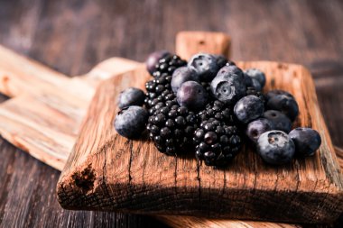 yaban mersini ve ahududu ahşap arka plan üzerinde