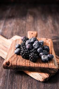 yaban mersini ve ahududu ahşap arka plan üzerinde