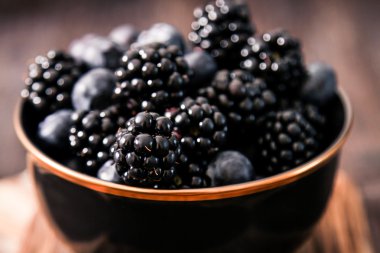 yaban mersini ve ahududu ahşap arka plan üzerinde