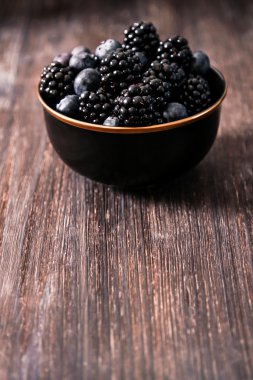 yaban mersini ve ahududu ahşap arka plan üzerinde