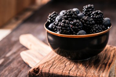 yaban mersini ve ahududu ahşap arka plan üzerinde