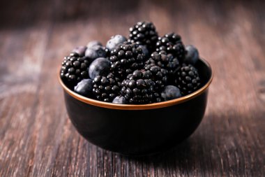 yaban mersini ve ahududu ahşap arka plan üzerinde