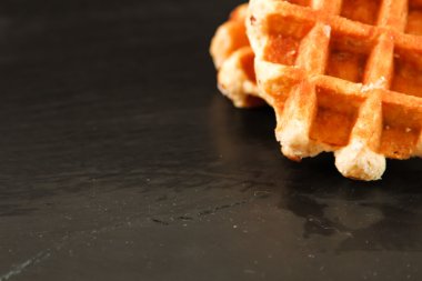 Ahşap arka plan üzerinde Belçika waffle