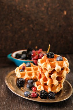 Taze meyveleri ve üzüm rustik ahşap b ile Belçika waffle