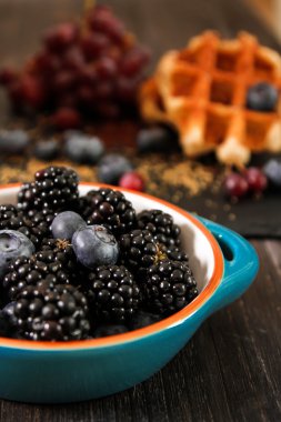 Taze meyveleri ve üzüm rustik ahşap b ile Belçika waffle