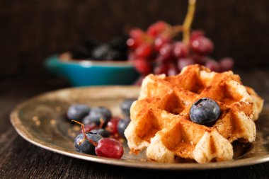 Taze meyveleri ve üzüm rustik ahşap b ile Belçika waffle
